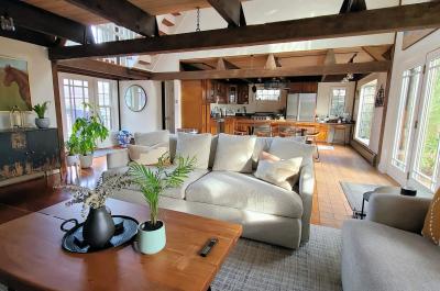 3BD Main Street Gem--In-Town, A/C, Deck, Yard, Enclosed Outdoor Shower