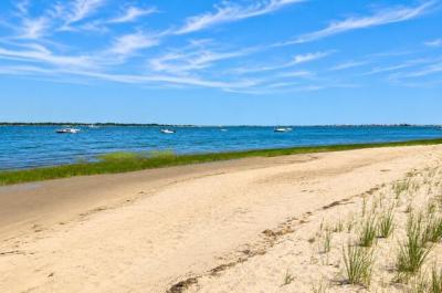 Amazing beachfront home-Sleeps 8-Central AC-Walk to harbor and Barnstable Village