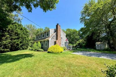 NEW LISTING! MINUTES TO BEACH, SHOPPING & DOG FRIENDLY!