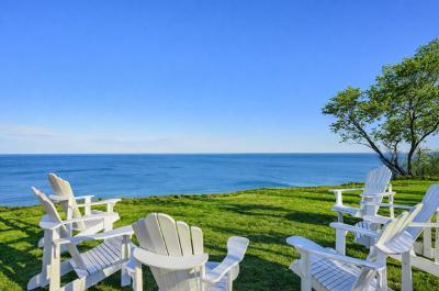 SFINN—JUST LISTED-CLIFFSIDE COASTAL RETREAT WITH HOT TUB & PANORAMIC CAPE COD BAY VIEWS SLEEPS 14